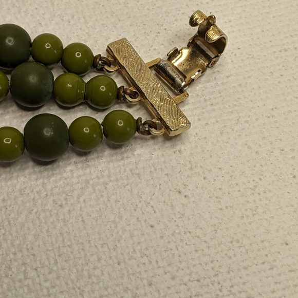 Triple stand Vintage Green beaded bracelet with gold tone closure - Picture 9 of 9